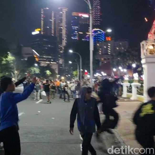 Detik-detik Ricuh Demo #IndonesiaSekarat di Depan Gedung Grahadi Surabaya