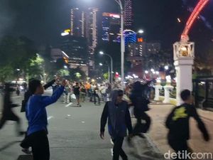 Video: Demo di Surabaya Berujung Ricuh, Belasan Massa Diamankan Polisi
