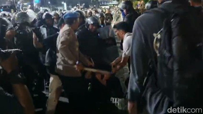 Massa demo #Indonesiasekarat di Grahadi Surabaya ditangkap