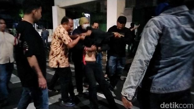 Massa demo #Indonesiasekarat di Grahadi Surabaya ditangkap