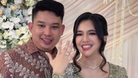 Andi Agum melamar DJ Una di kawasan Andara, Depok, Jawa Barat, pada Jumat (26/6/2026). DJ Una semringah memperlihatkan cincin di jari manisnya. Foto: Instagram Story @putriuna