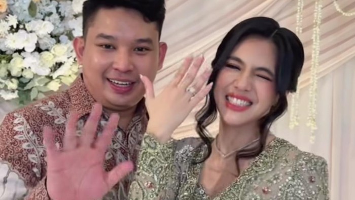 DJ Una dilamar pacar, Andi Agum.