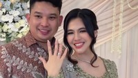 Respons aku biasa aja gitu, tapi dianya terus kayak berusaha gitu deketin sampai akhirnya kita ya ketemu gitu, kata DJ Una sambil tertawa ke arah saat ditemui usai acara lamarannya di kawasan Andara, Depok, Jawa Barat, pada Jumat (26/6/2026). Foto: Instagram Story @putriuna