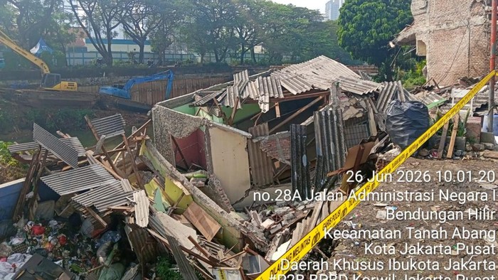 Rumah di Bendungan Hilir, Tanah Abang, ambruk pagi tadi. Ambruknya rumah tersebut dipicu abrasi pada tanah tepi Kanal Banjir Barat. (Dok. BPBD DKI)