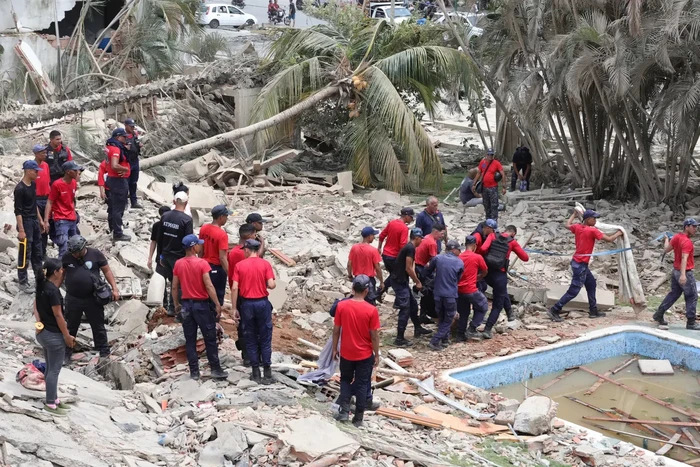 Evakuasi korban di reruntuhan bangunan usai gempa di Venezuela.