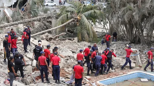 Evakuasi korban di reruntuhan bangunan usai gempa di Venezuela.
