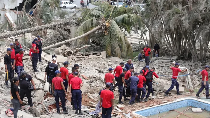 Evakuasi korban di reruntuhan bangunan usai gempa di Venezuela.