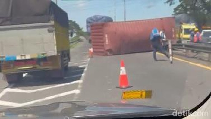 Exit Tol Waru macet ada truk terguling