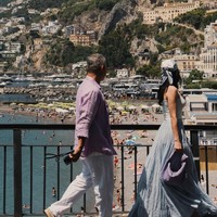 Perpaduan warna soft blue dan lavender menjadi pilihan untuk memberikan kesan lembut sekaligus romantis. Tanpa terlihat berlebihan, keduanya mampu menghadirkan tampilan harmonis yang cocok untuk berbagai suasana, mulai dari jalan-jalan santai hingga acara semi formal.Foto: Dok. Instagram Gading Marten