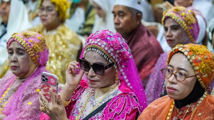 Jamaah haji menyapa petugas setibanya di Bandara Haluoleo, Kabupaten Konawe Selatan, Sulawesi Tenggara, Kamis (25/6/2026). Sebanyak 392 orang haji yang tergabung dalam kloter UPG 32 debarkasi Makassar tiba di Sulawesi Tenggara setelah melaksanakan ibadah haji di Arab Saudi. ANTARA FOTO/Andry Denisah/agr