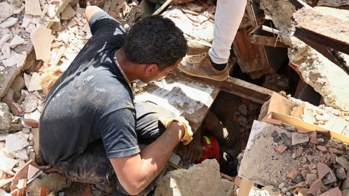 Dikhawatirkan ada ribuan orang terjebak di bawah reruntuhan bangunan akibat gempa Venezuela (REUTERS)