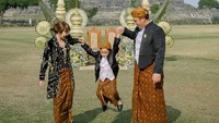 Pindah ke pose berikutnya, suasana formal seketika berubah menjadi penuh keceriaan. Gilang Dirga dan Adiezty Fersa tampak kompak menggandeng dan mengangkat putra mereka yang sedang melompat gembira. (Foto: dok Instagram adieztyfersa)
