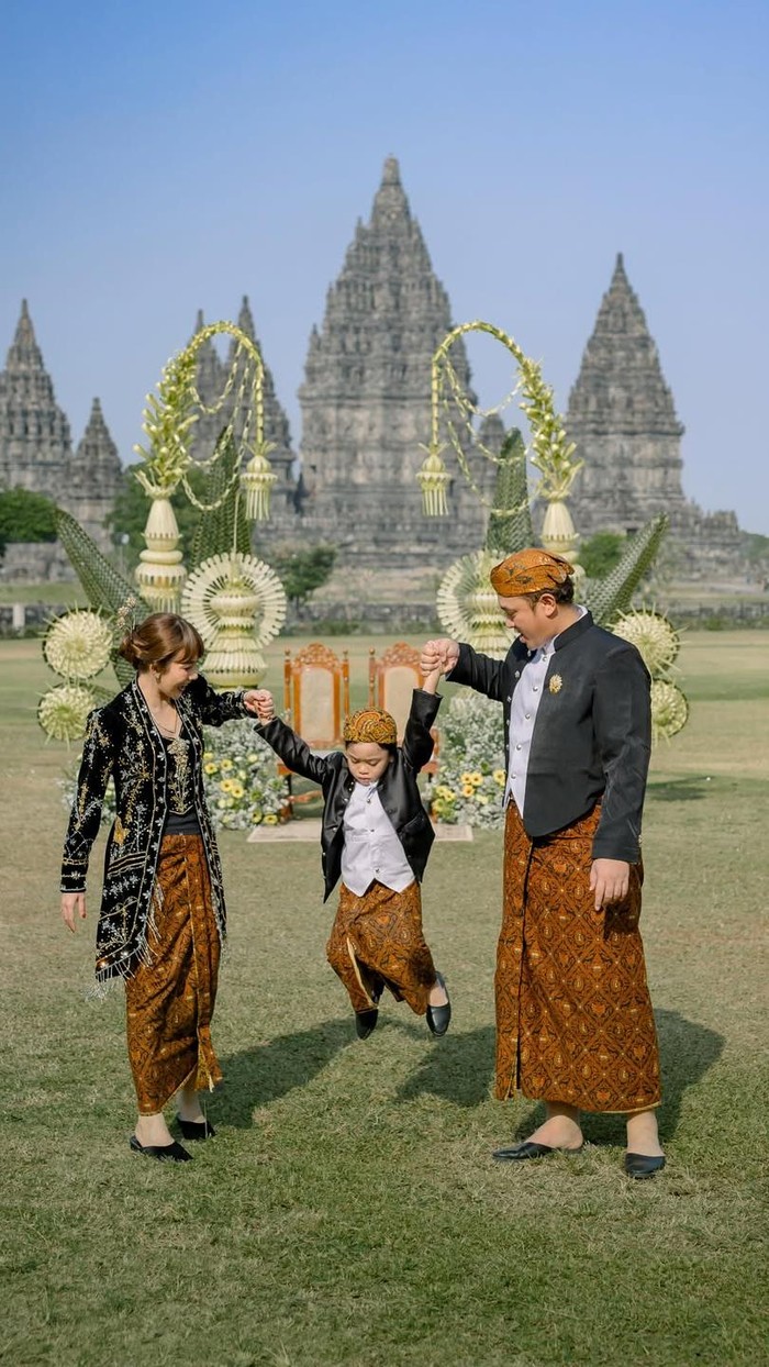 Indah Banget! Pemotretan Keluarga Gilang Dirga Berlatar Candi Prambanan