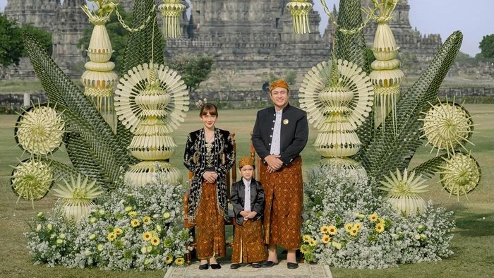 Indah Banget! Pemotretan Keluarga Gilang Dirga Berlatar Candi Prambanan