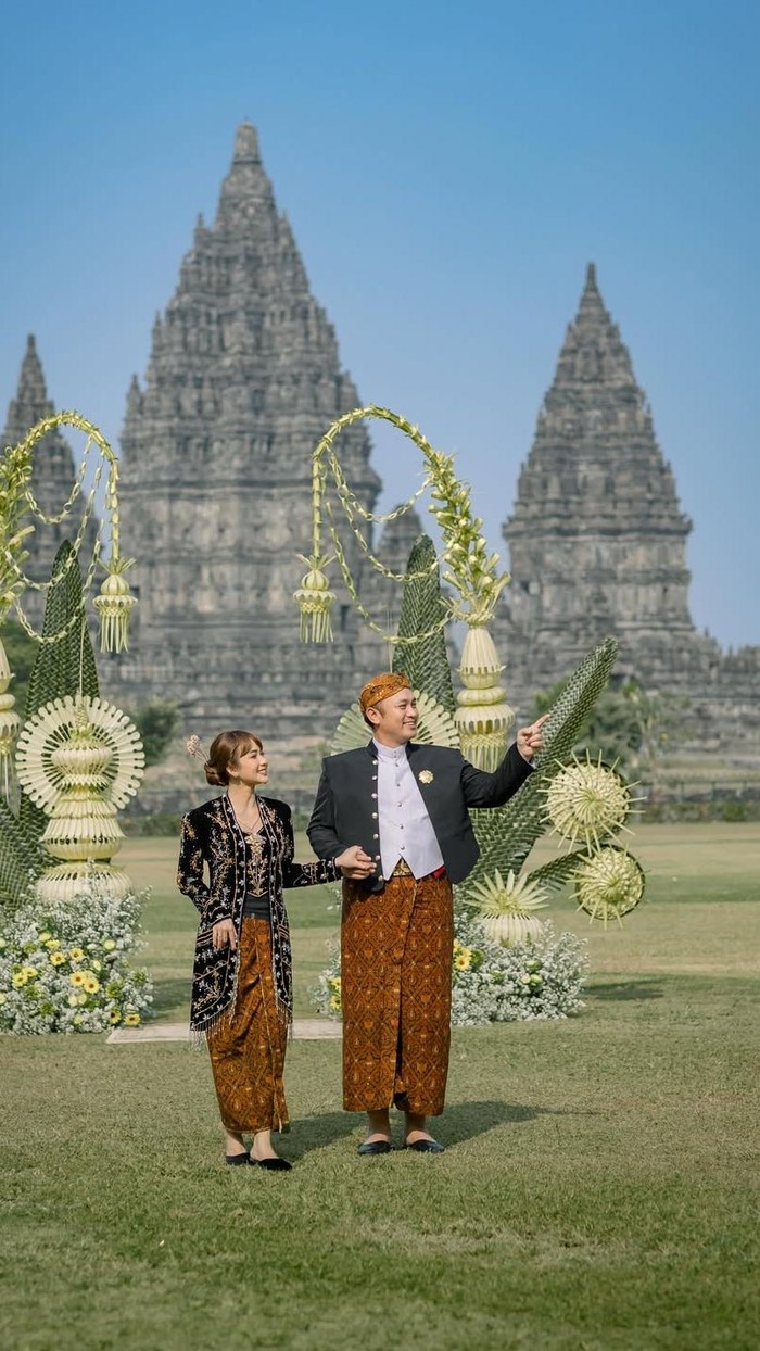 Indah Banget! Pemotretan Keluarga Gilang Dirga Berlatar Candi Prambanan