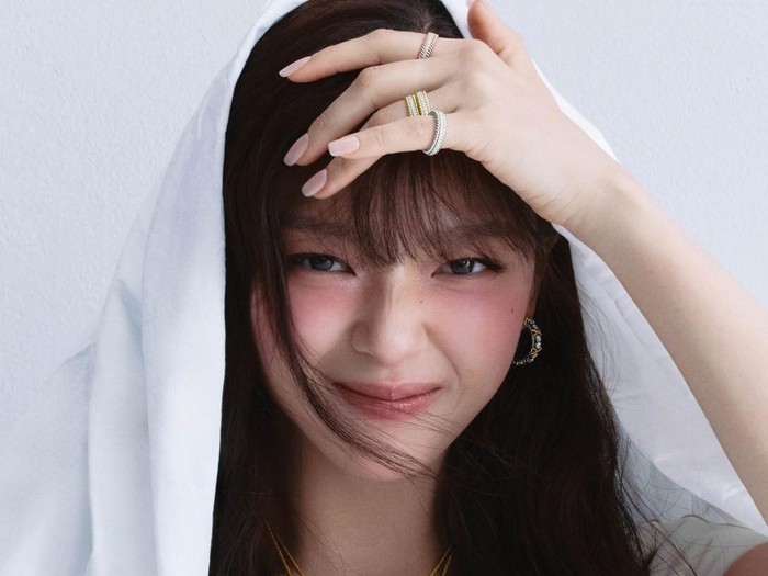 Gong Seung Yeon dan Jeongyeon TWICE menjalani pemotretan perdana untuk Harpers Bazaar Korea. Keduanya dikenal sebagai adik-kakak yang eksis di industri hiburan.