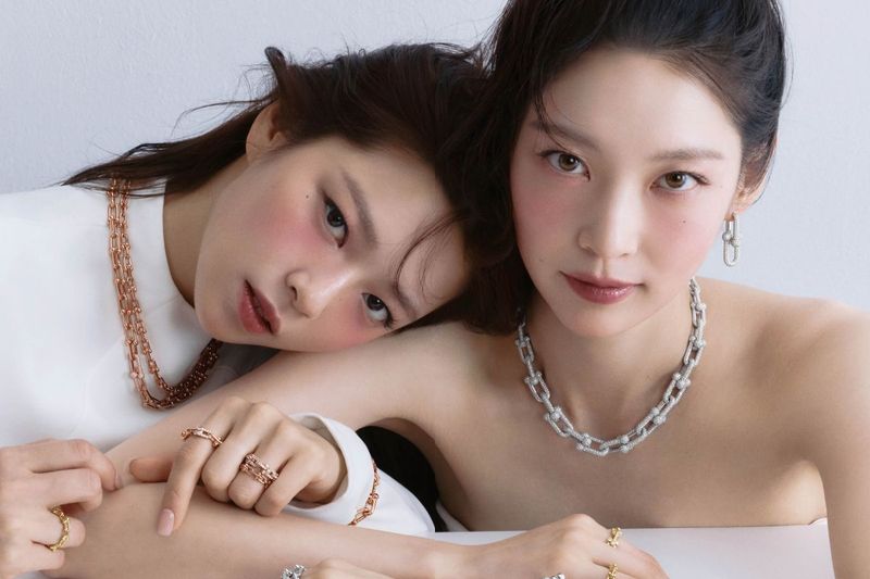 Gong Seungyeon dan Jeongyeon TWICE menjalani pemotretan perdana untuk Harper's Bazaar Korea. Keduanya dikenal sebagai adik-kakak yang eksis di industri hiburan.