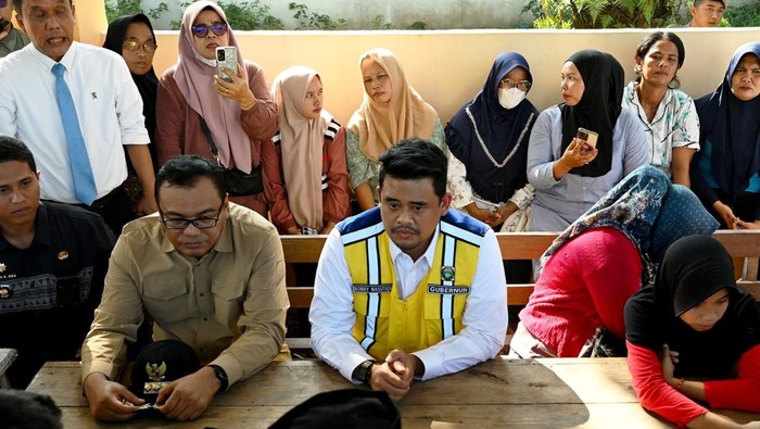 Gubsu Bobby Nasution saat berdialog dengan warga soal jalan rusak di Kecamatan Galang, Kabupaten Deli Serdang
