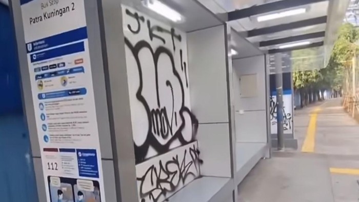 Halte TransJakarta Patra Kuningan 2 jadi sasaran vandalisme