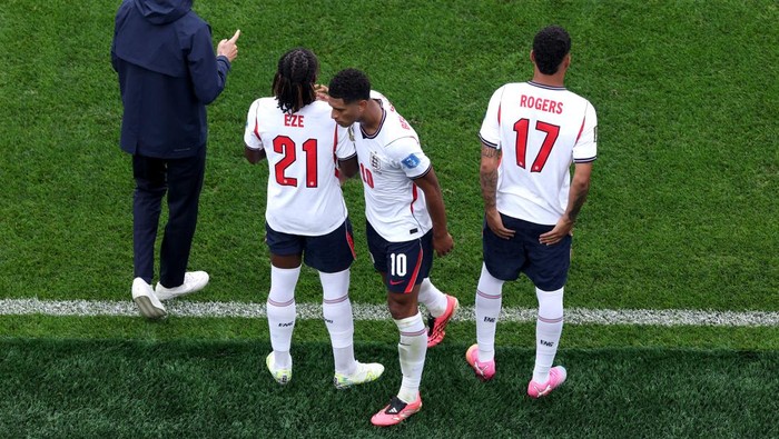 FOXBOROUGH, MASSACHUSETTS - JUNE 23: Jude Bellingham #10 of England embraces Eberechi Eze #21 and Morgan Rogers #17 while Thomas Tuchel, Manager of England, speaks during the FIFA World Cup 2026 Group L match between England and Ghana at Boston Stadium on June 23, 2026 in Foxborough, Massachusetts. (Photo by Mattia Ozbot/Getty Images)