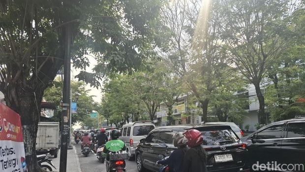 Jalan Depan Lippo Plaza Jogja Macet Kemacetan di Jalan Laksda Adisucipto, depan Lippo Plaza Jogja, siang ini, Jumat (26/6/2026).