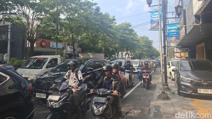 Kemacetan di Jalan Laksda Adisucipto, depan Lippo Plaza Jogja, siang ini, Jumat (26/6/2026).
