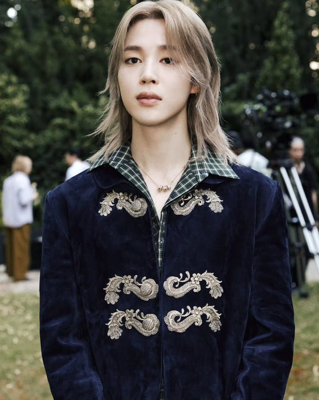 Di sisi lain, banyak netizen yang menyayangkan model rambut terbaru Jimin BTS. Pelantun Who itu disebut-sebut tak cocok dengan rambut panjang dan lebih tampan dengan potongan rambut cepak. Foto: Instagram