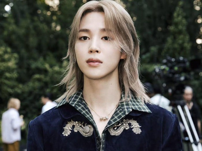 Jimin BTS dituduh mengedit fotonya setelah mengunggah momen fashion show Dior di Paris Fashion Week 2026. Postingannya berbeda dari hasil Getty Images.