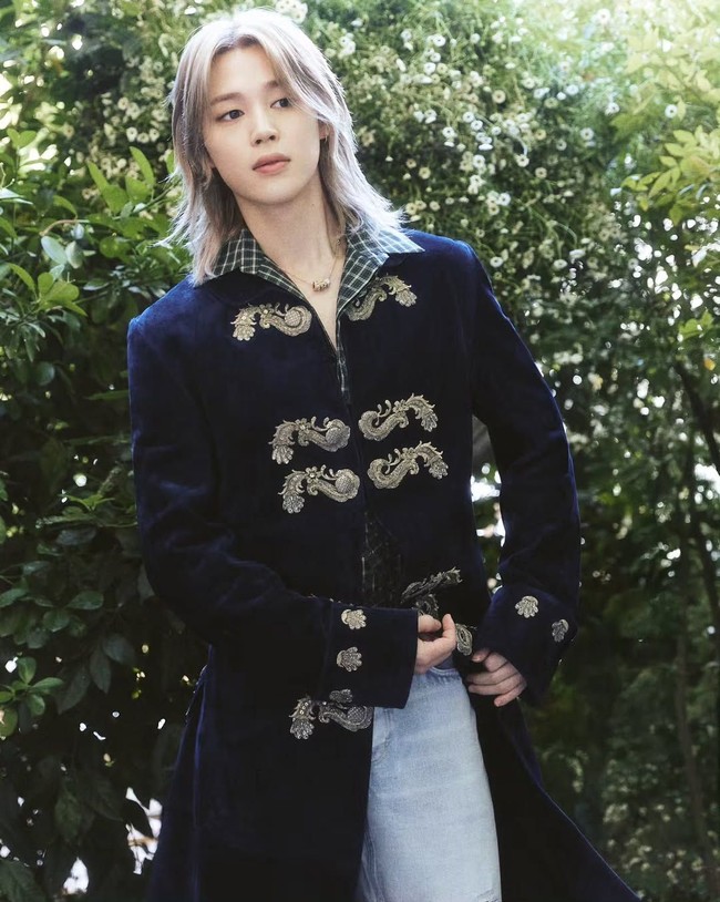 Sejumlah netizen menyadari Jimin BTS memakai filter agar wajahnya terlihat lebih mulus. Berbeda dengan hasil Getty Images, di mana tekstur wajahnya terekspos. Foto: Instagram