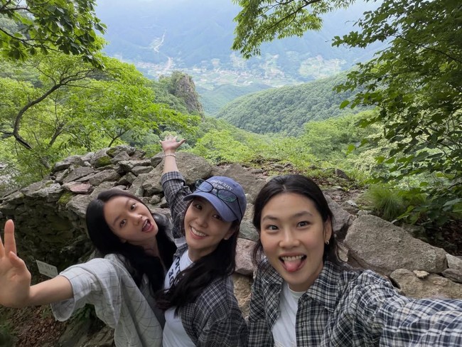 Jisoo BLACKPINK, Hyeri, dan Jung Ho Yeon baru-baru ini mengambil jeda dari kesibukannya dan bepergian bersama. Foto: Instagram