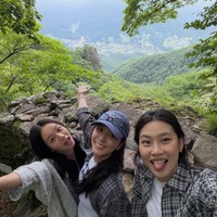 Jisoo BLACKPINK, Hyeri, dan Jung Ho Yeon baru-baru ini mengambil jeda dari kesibukannya dan bepergian bersama. Foto: Instagram