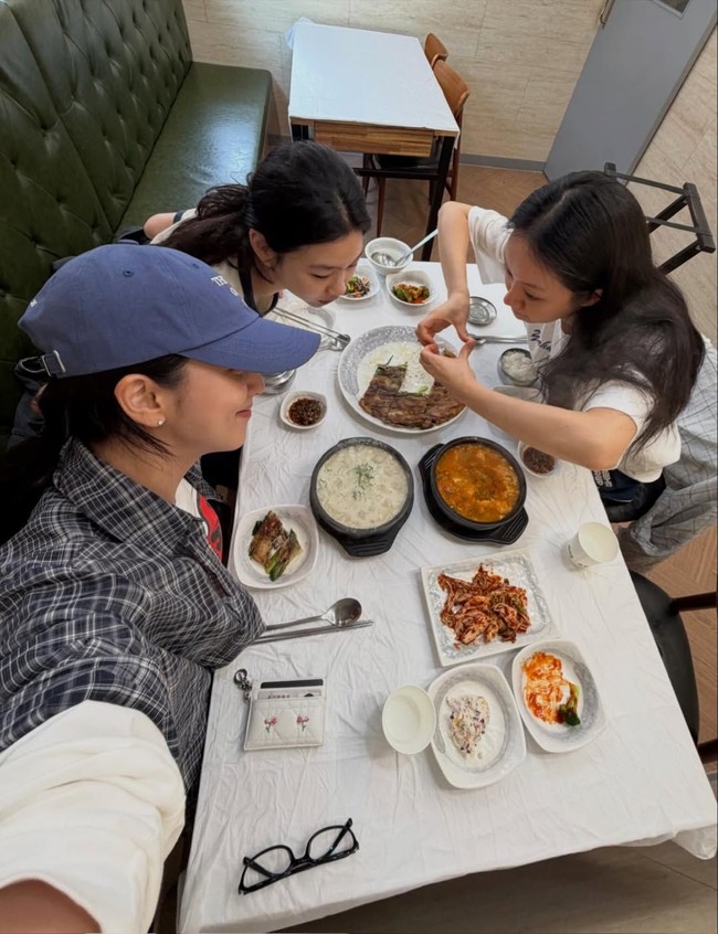 Persahabatan mereka dimulai karena kesamaan hobi yakni pilates. Lewat caption Instagram-nya, Hyeri mengungkap ini adalah kali pertama mereka menghabiskan waktu sambil jalan-jalan ke luar kota. Foto: Instagram