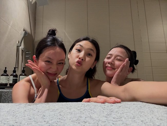 Dalam sejumlah foto, trio ini menikmati kebersamaan dengan berendam di bathtub, hiking, masak-masak, hingga kulineran. Foto: Instagram