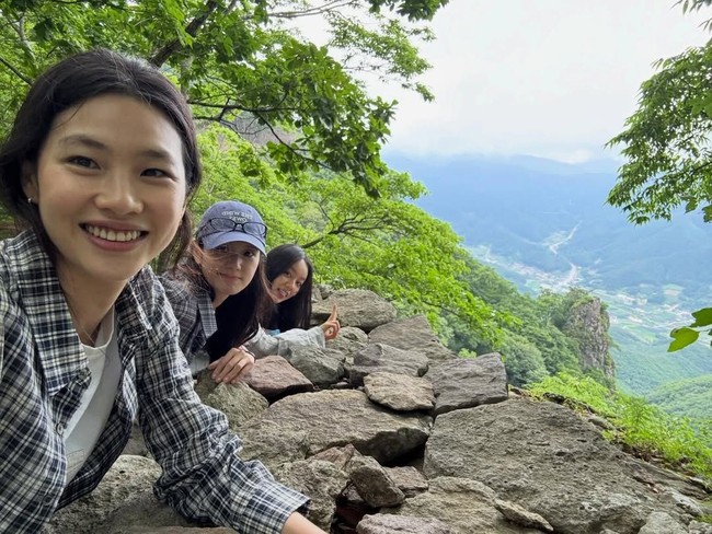 Meski menjadi kakak tertua di BLACKPINK, Jisoo menjadi anggota termuda di gengnya. Hyeri dan Jung Ho Yeon diketahui sesama kelahiran 1994. Hanya Jisoo yang lahir pada 1995. Foto: Instagram