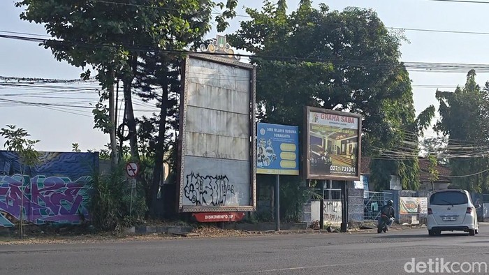 Penampakan baliho milik Pemkot Solo yang sebelumnya dipasang ucapan ulang tahun untuk Presiden ke-7 Joko Widodo (Jokowi) di Sumber, Banjarsari, Solo, Jumat (26/6/2026).