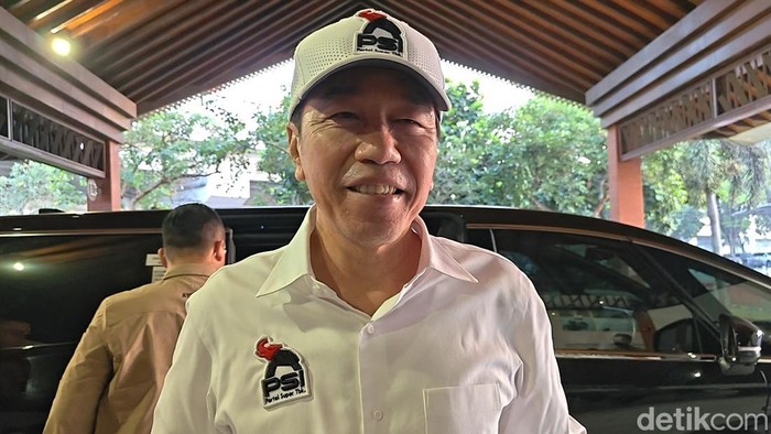 Kode dari Jokowi soal Berbaju dan Bertopi PSI