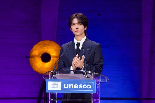 Joshua SEVENTEEN menghadiri event UNESCO x SEVENTEEN: Celebrating Youth, Creativity and Well-Being Together di markas UNESCO, Paris, Prancis, pada 25 Juni 2026 waktu setempat.