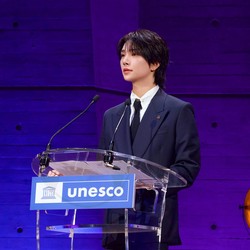 Potret Joshua SEVENTEEN Gagah di Forum UNESCO