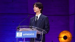 Sebagai Duta Besar Kehormatan UNESCO untuk Pemuda, kami akan terus melakukan apa yang kami kuasai. Kami akan bernyanyi, kami akan berbisik, dan terkadang kami akan berteriak untuk mengingatkanmu bahwa mimpimu penting,” kata Joshua dalam pidatonya. (Foto: dok. Pledis Entertainment/HYBE)
