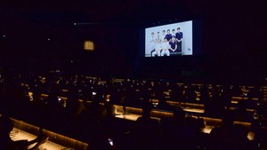 Diputar juga video greetings dari SEVENTEEN dalam kesempatan yang sama. (Foto: dok. Pledis Entertainment/HYBE)