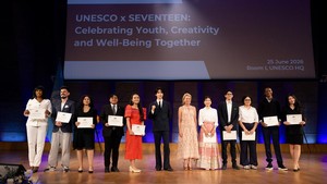 Joshua bersama para hadirin di UNESCO x SEVENTEEN: Celebrating Youth, Creativity and Well-Being Together. (Foto: dok. Pledis Entertainment/HYBE)
