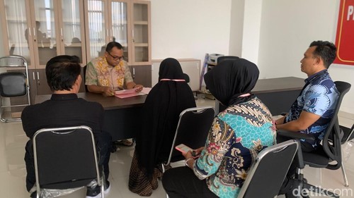Proses penyerahan tersangka Ico Rahmawati dan barang bukti di Kejati NTB, Jumat (26/6/2026).