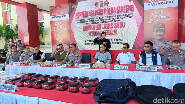Kapolda Sulteng Brigjen Nasri saat konferensi pers terkait kasus penembakan maut di Morowali Utara.