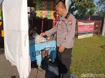 Kapolsek Winongan Borong Cilok untuk Sopir Truk Antre Solar di Pasuruan