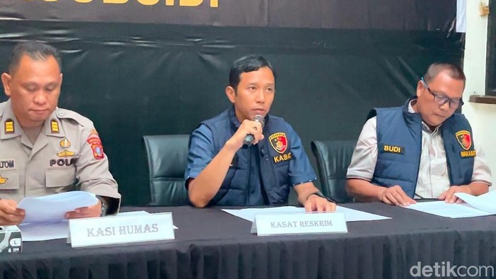 Kasat Reskrim Polrestabes Medan AKBP Adrian Risky saat konferensi pers.
