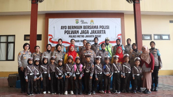 Kegiatan Polwan Jaga Jakarta Polres Metro Jakarta Pusat bersama Polisi Cilik dari TK Islam Melati Kemayoran, Jakarta Pusat (Jakpus). (dok istimewa)