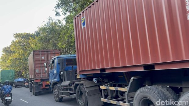 Kemacetan di Margomulyo Surabaya Kemacetan di Margomulyo Surabaya