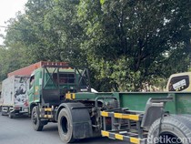 Awas! Jalan Margomulyo Macet Parah Imbas Antrean Truk Berburu Solar
