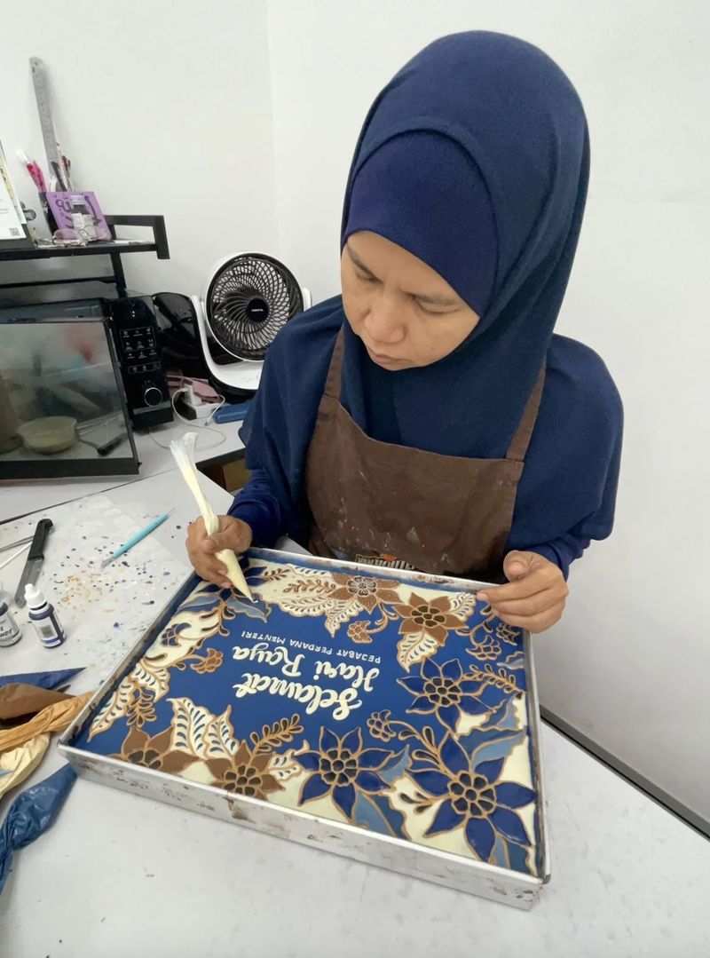 Keren! Baker Ini Bikin Cake Motif Batik Super Detail hingga Mirip Lukisan