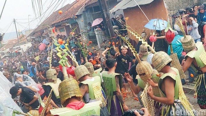 Keseruan Perang Tomat di Lembang yang Vakum 6 Tahun Lamanya